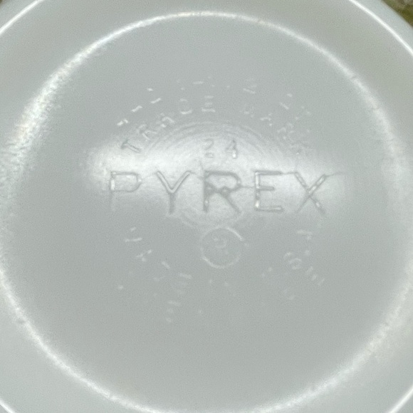 Pyrex Ovenware 442 1 1/2 Qt Bowl Made in USA Green With White Flowers Excellent - Picture 5 of 10